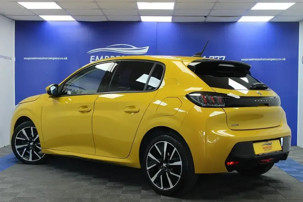 Second-hand Peugeot 208 Allure 100 CP (73 kW) 2020 Galben Hatchback