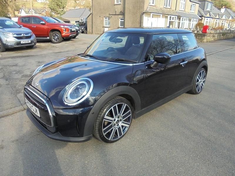 Begagnad Mini Cooper Exclusive 2023 Svart Halvkombi