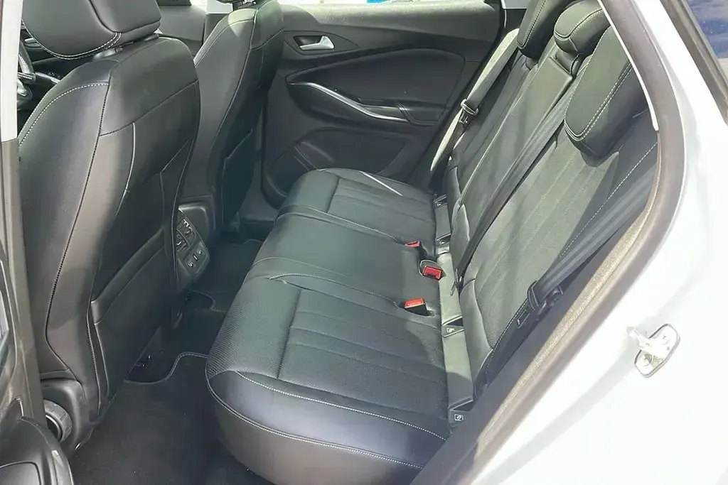 Used Vauxhall Grandland X Elite 130 HP (95 kW) 2019 White SUV
