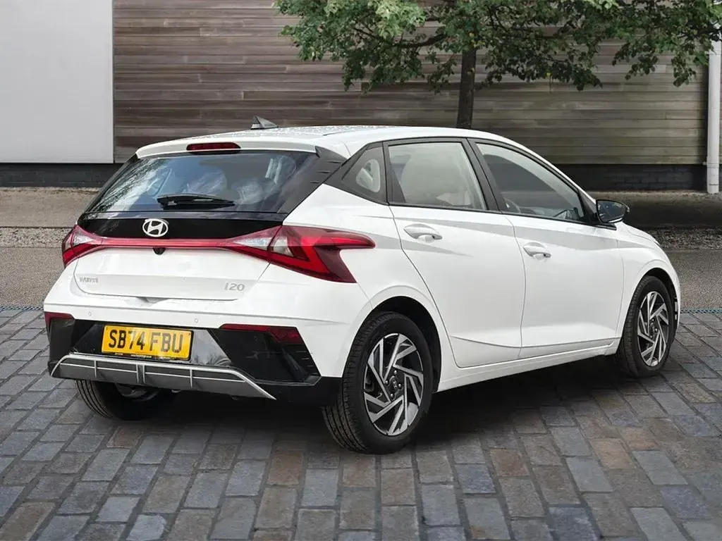 Used Hyundai i20 Advanced 100 HP (73 kW) 2025 White Hatchback