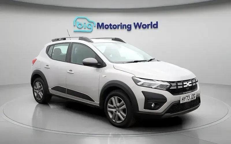 Usado Dacia Sandero Expression 91 CV (66 kW) 2023 Gris Utilitario
