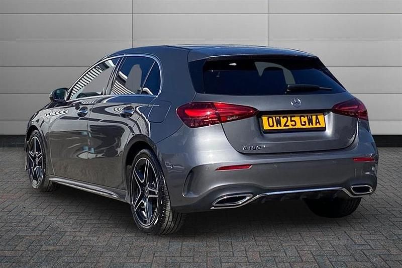 Usado Mercedes A180 Executive 136 HP (100 kW) 2025 Cinzento Citadino