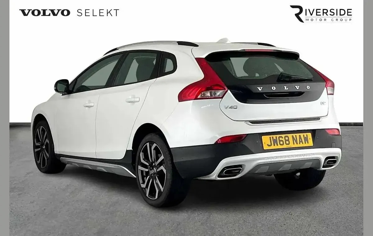 Used Volvo V40 Pro 120 HP (88 kW) 2018 Crystal white Hatchback