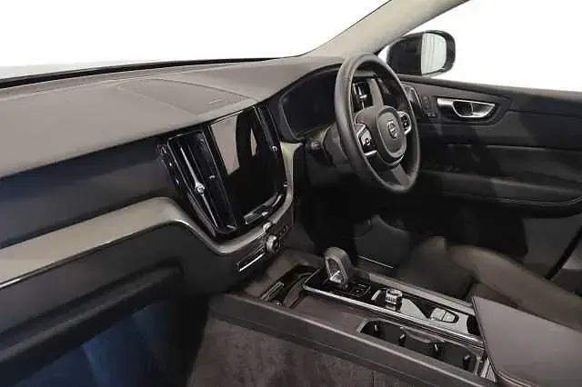 Usado Volvo XC60 Plus 250 HP (183 kW) 2025 Prateado SUV