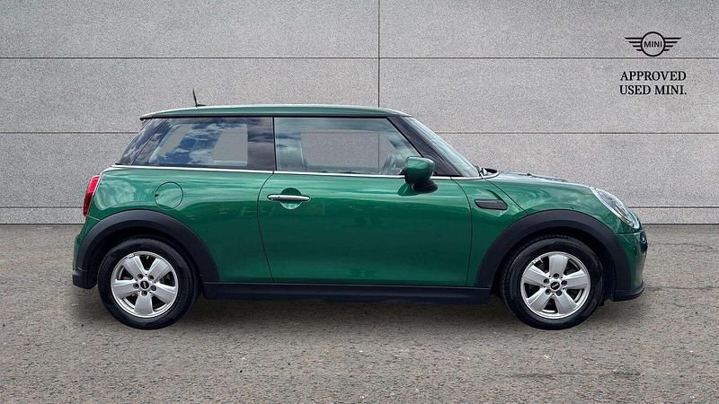 Begagnad Mini Cooper Classic 134 HK (98 kW) 2023 Grön Halvkombi