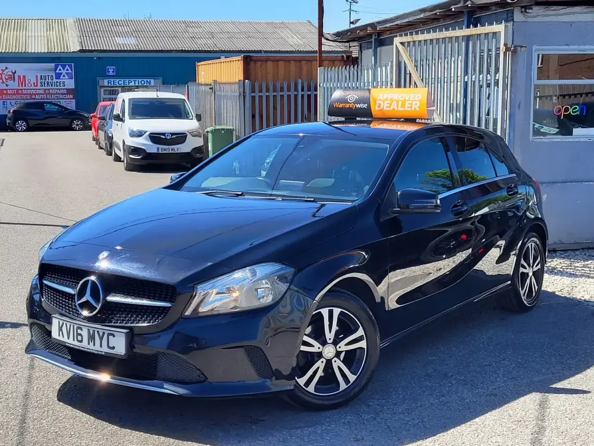 Käytetty Mercedes A180 SE 2016 Musta Viistoperä