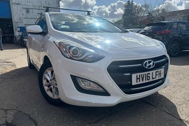 Used Hyundai i30 SE 110 HP (80 kW) 2016 White Hatchback