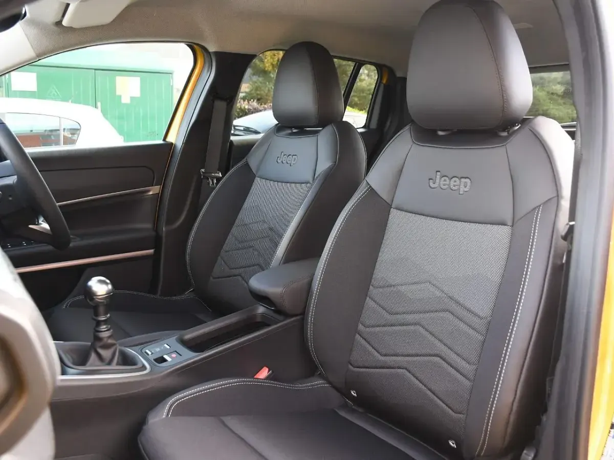 Used Jeep Avenger Summit 100 HP (73 kW) 2025 Yellow SUV
