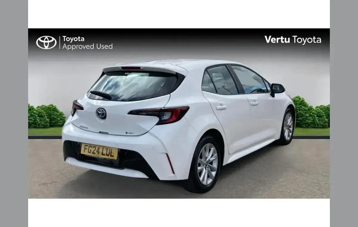 Used Toyota Corolla 138 HP (101 kW) 2024 White Hatchback