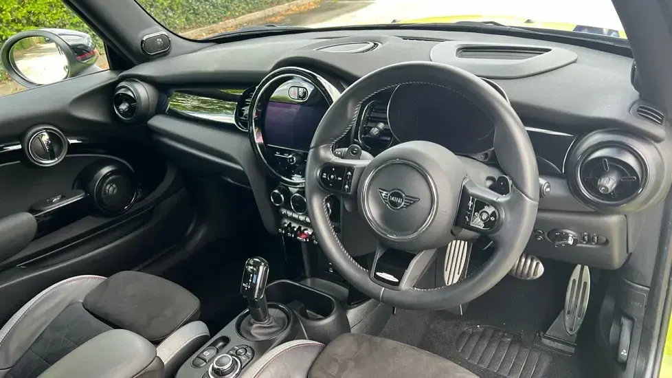 Begagnad Mini John Cooper Works Premium Plus 231 HK (169 kW) 2024 Gul Halvkombi