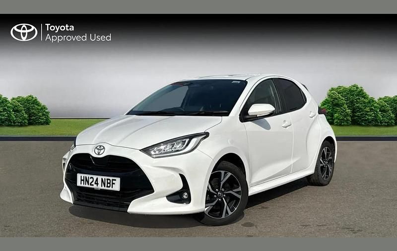 Used Toyota Yaris Hybrid Design 116 HP (85 kW) 2024 White Hatchback