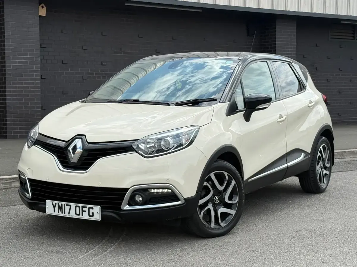 Used Renault Captur Dynamique 90 HP (66 kW) 2017 Cream SUV
