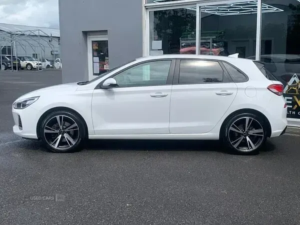 Used Hyundai i30 SE 120 HP (88 kW) 2017 White Hatchback