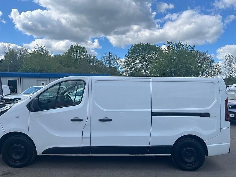 Second-hand Vauxhall Vivaro Sportive 125 CP (91 kW) 2019 Alb Monovolum