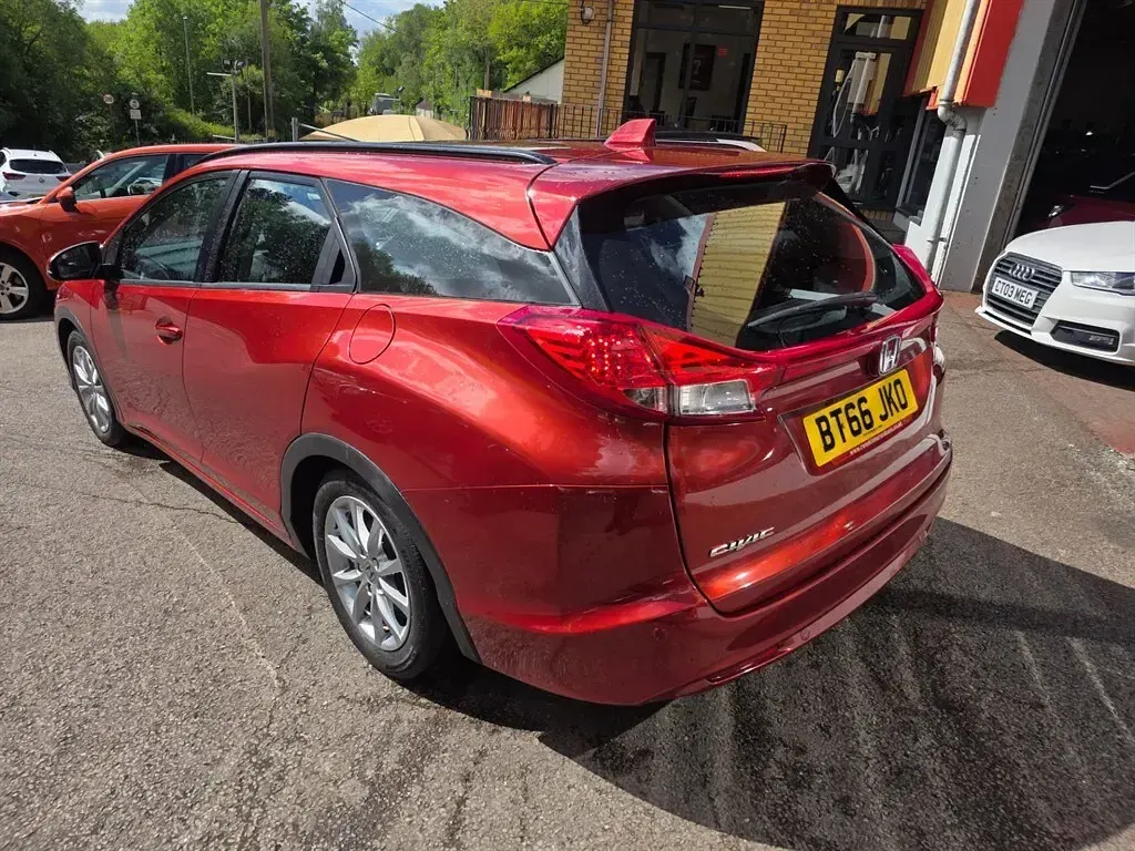 Used Honda Civic SE Plus 120 HP (88 kW) 2016 Red Estate