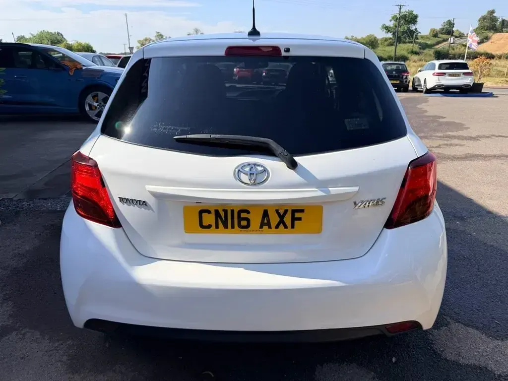Used Toyota Yaris 69 HP (50 kW) 2016 White Hatchback