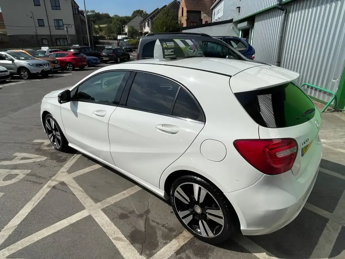 Begagnad Mercedes A180 2014 Vit Halvkombi