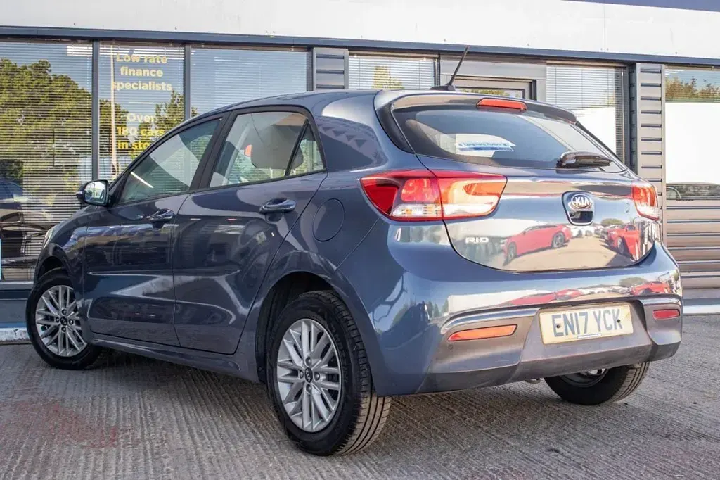 Usado Kia Rio 83 HP (61 kW) 2017 Azul Citadino