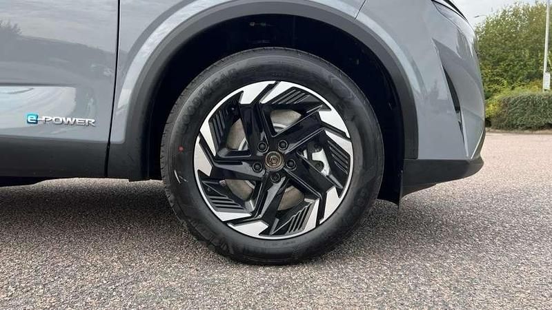 Used Nissan Qashqai Acenta Premium 190 HP (139 kW) 2025 Special metallic  ceramic grey SUV