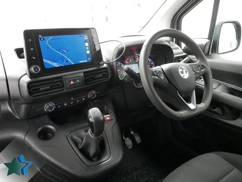 Usado Vauxhall Combo Sportive 100 HP (73 kW) 2021 Branco Monovolume