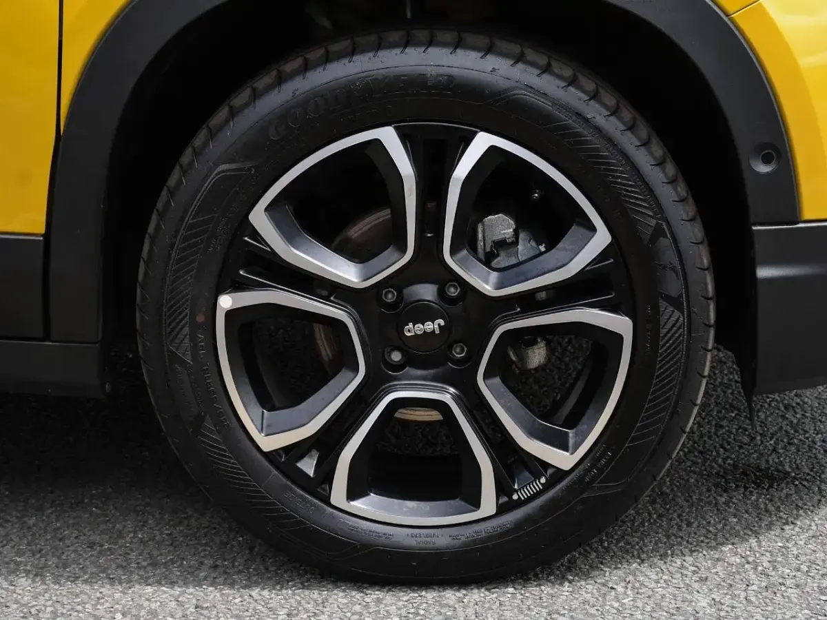 Used Jeep Avenger Summit 100 HP (73 kW) 2025 Yellow SUV