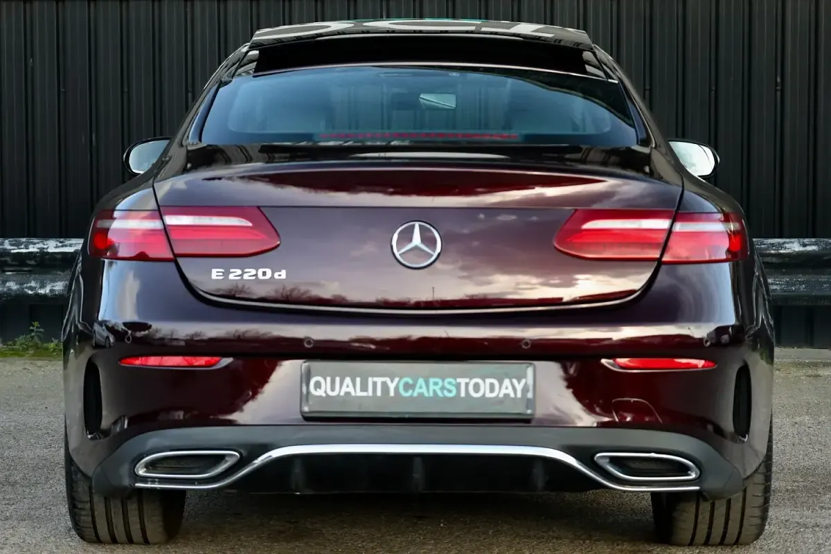 Begagnad Mercedes E220 AMG Line Premium 194 HK (142 kW) 2018 Röd Sportkupé