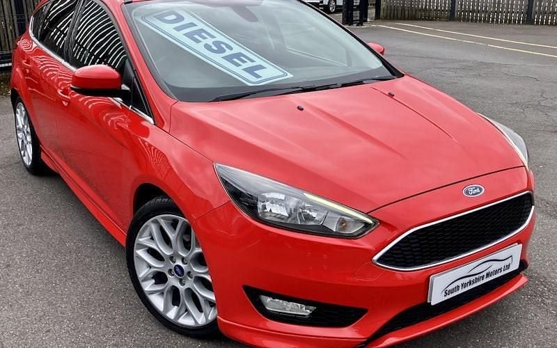 Used Ford Focus Zetec 120 HP (88 kW) 2015 Red Hatchback