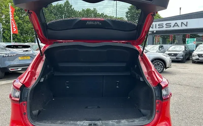 Used Nissan Qashqai N-Connecta 140 HP (102 kW) 2020 Red SUV