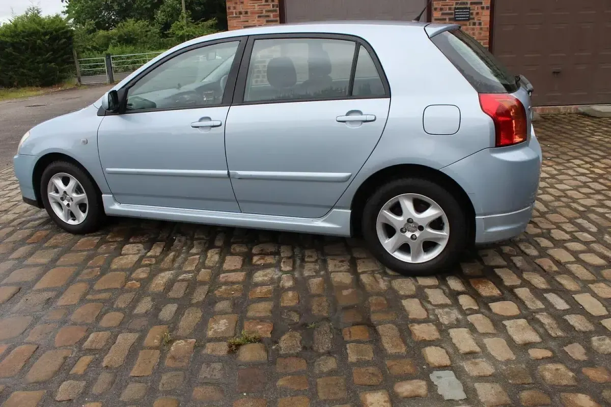 Used Toyota Corolla 110 HP (80 kW) 2006 Blue Hatchback
