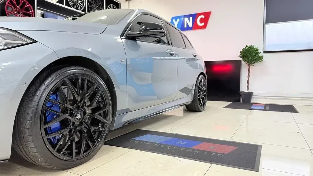Usado BMW M135 Comfort Edition 306 CV (225 kW) 2023 Gris Utilitario