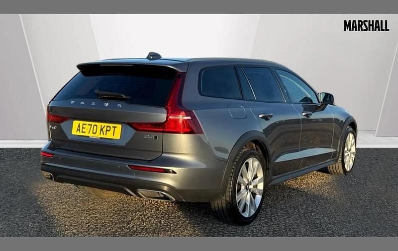 Usado Volvo V60 CC Plus 190 HP (139 kW) 2020 Cinzento Carrinha