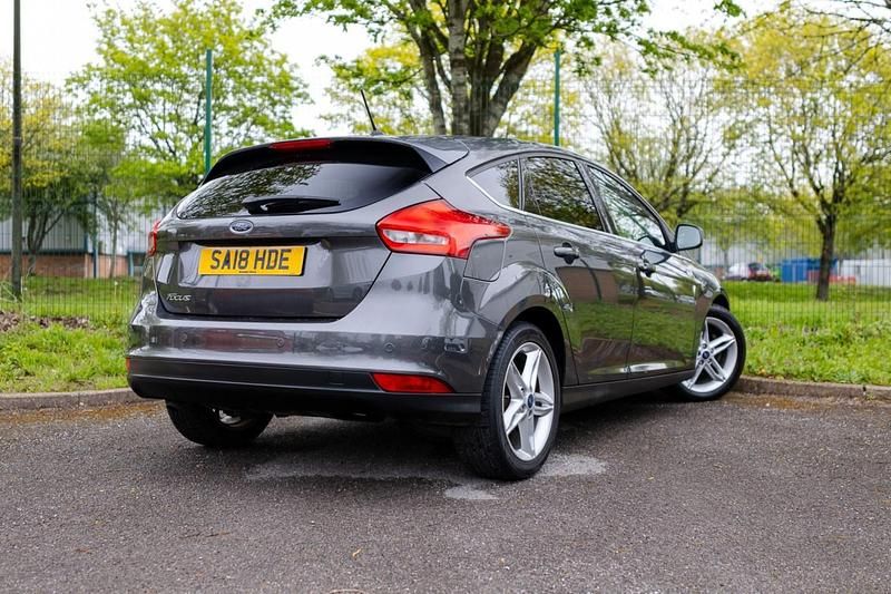 Used Ford Focus Zetec 120 HP (88 kW) 2018 Grey Hatchback