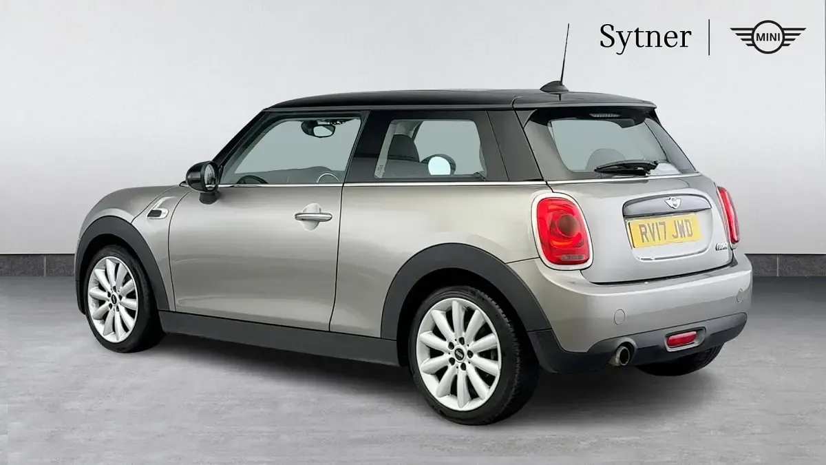 Usado Mini Cooper Hatch 134 HP (98 kW) 2017 Prateado Citadino