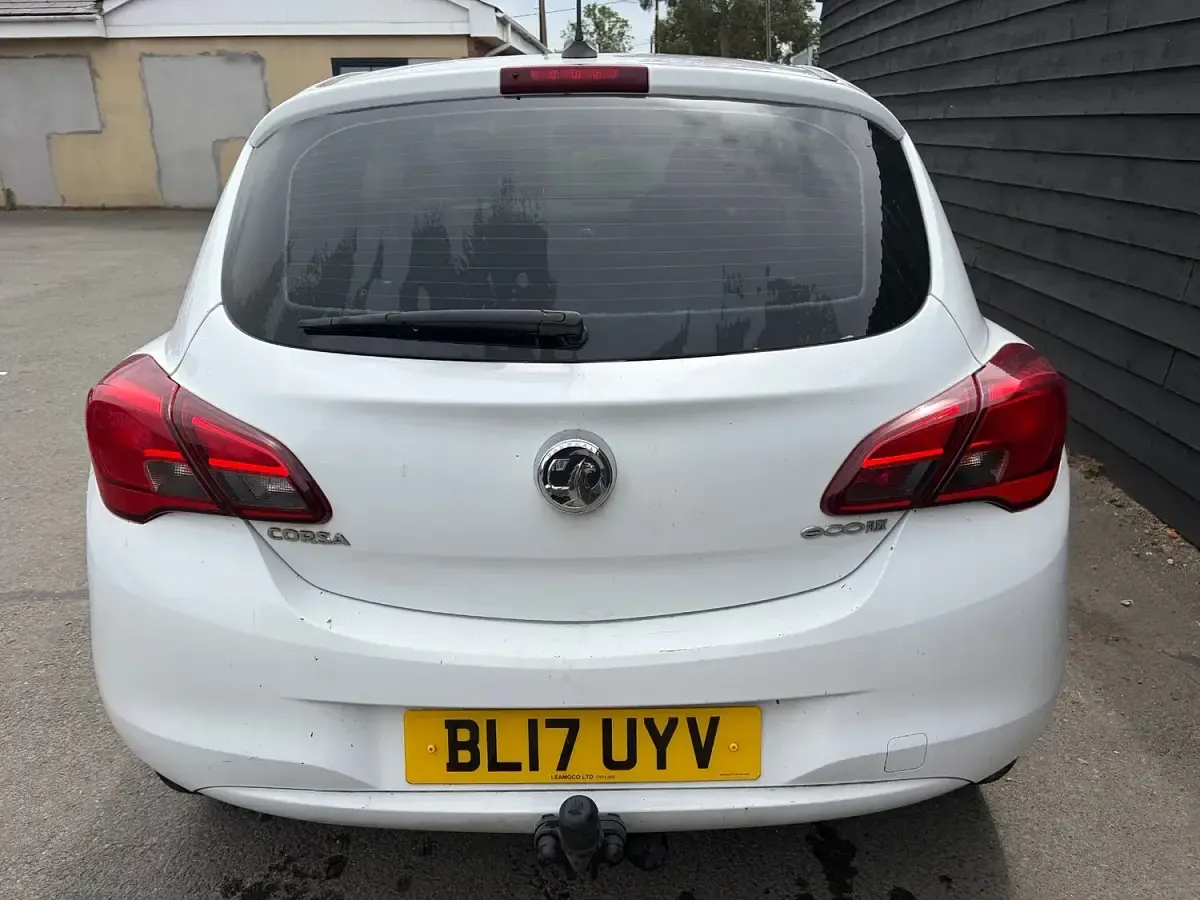 Used Vauxhall Corsa 95 HP (69 kW) 2017 White Hatchback