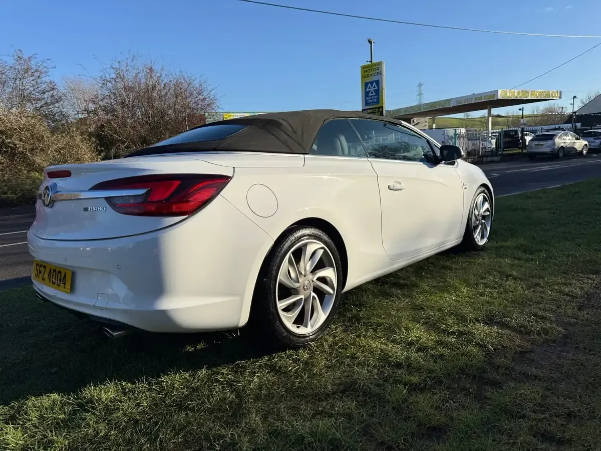 Used Vauxhall Cascada Elite 195 HP (143 kW) 2014 White Cabriolet