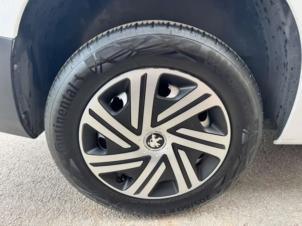 Second-hand Peugeot Partner Premium 2023 Alb Monovolum