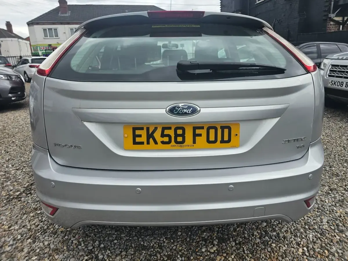 Usado Ford Focus Zetec 100 CV (73 kW) 2008 Plateado Utilitario