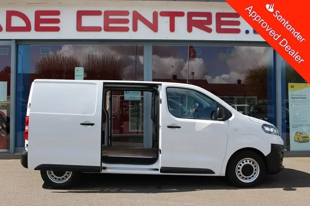 Used Vauxhall Vivaro 145 HP (106 kW) 2023 White MPV