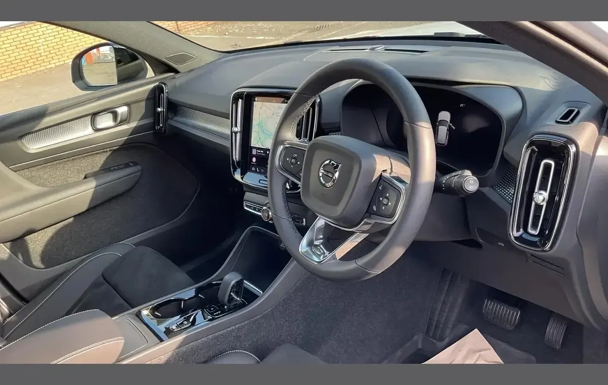 Used Volvo XC40 Plus 161 HP (118 kW) 2024 White SUV