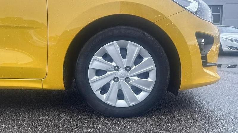 Used Kia Rio Family 84 HP (61 kW) 2022 Yellow Hatchback