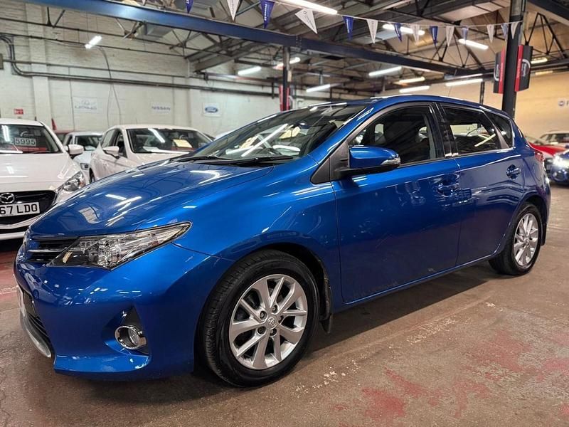Used Toyota Auris 132 HP (97 kW) 2013 Blue Hatchback