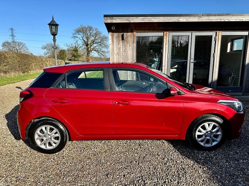 Used Hyundai i20 SE 84 HP (61 kW) 2016 Red Hatchback