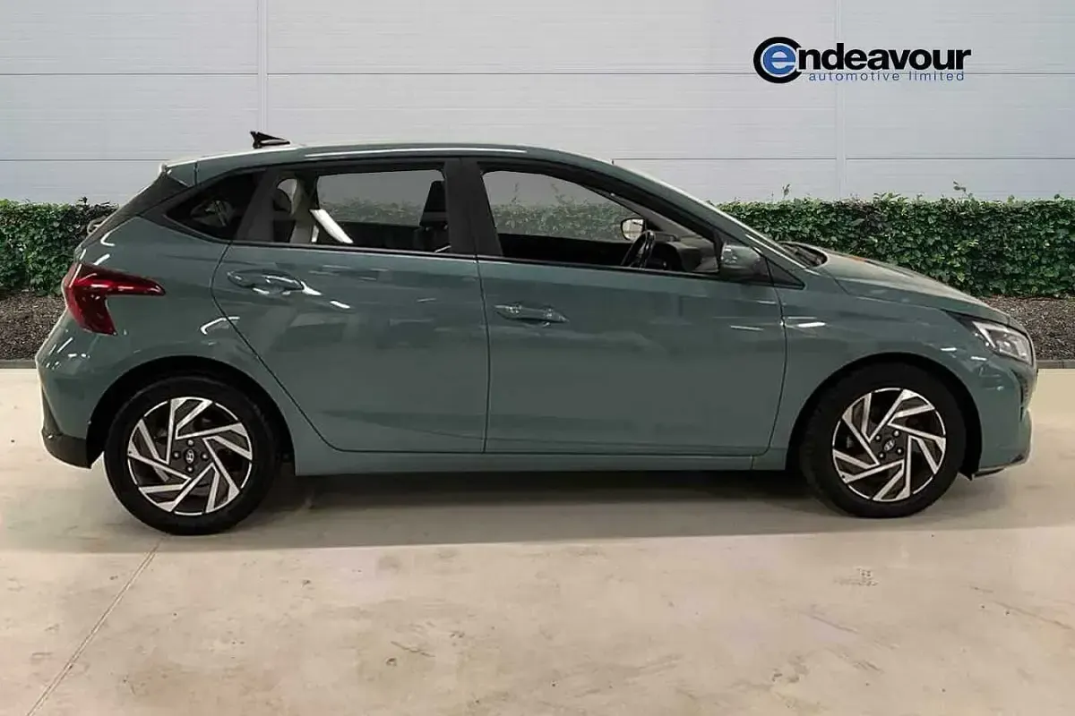Used Hyundai i20 Advanced 100 HP (73 kW) 2024 Green Hatchback