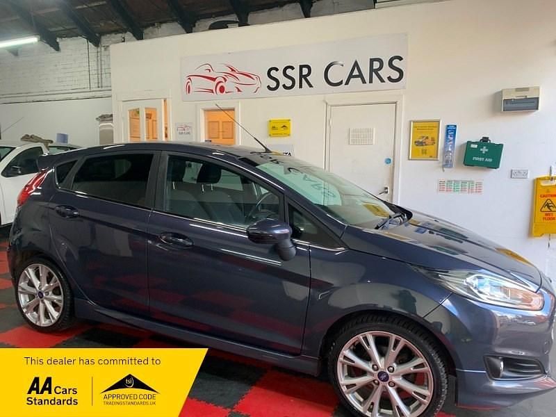 Used Ford Fiesta Titanium 100 HP (73 kW) 2014 Grey Hatchback