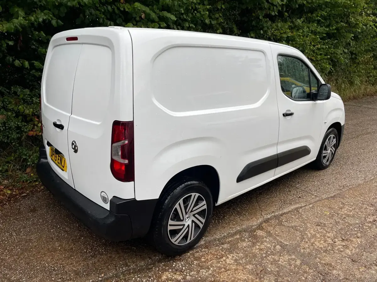 Used Vauxhall Combo Edition 100 HP (73 kW) 2019 White MPV