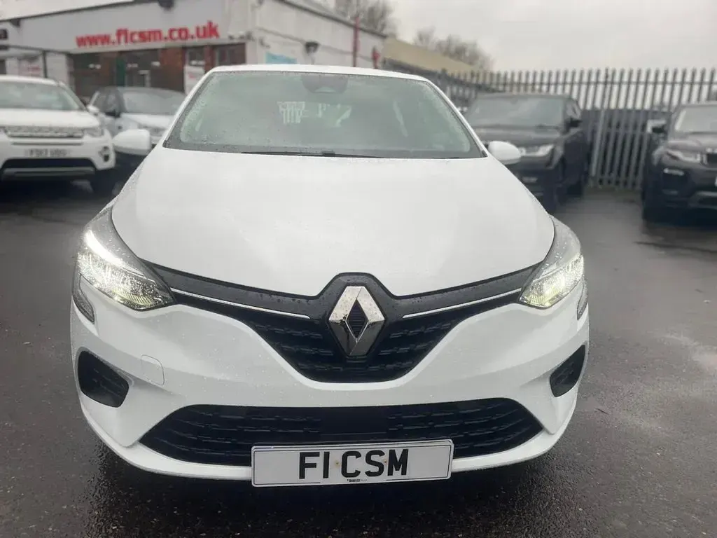 Used Renault Clio Iconic 90 HP (66 kW) 2022 White Hatchback