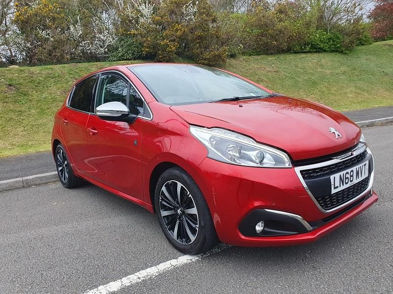 Used Peugeot 208 82 HP (60 kW) 2018 Red Hatchback
