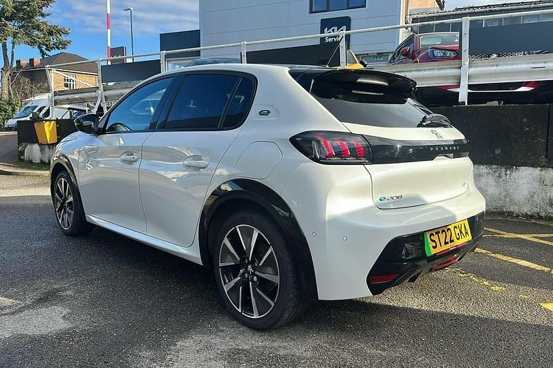 Used Peugeot e-208 Premium 100 kW (136 HP) 2022 Pearlescent white Hatchback