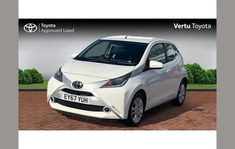 Used Toyota Aygo X-play 72 HP (52 kW) 2017 White Hatchback