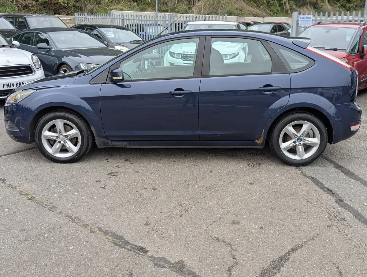 Used Ford Focus Zetec 110 HP (80 kW) 2010 Blue Hatchback